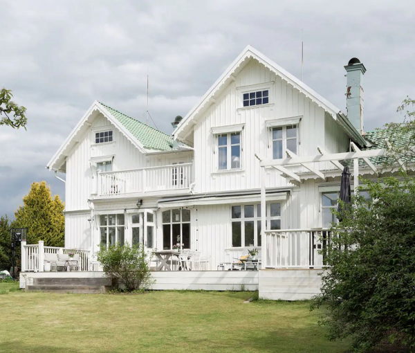 Белая дача с верандой в Швеции