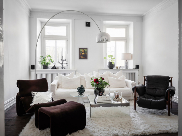 Белая гостиная и кухня из нержавейки: квартира в Гетеборге (73 кв. м)