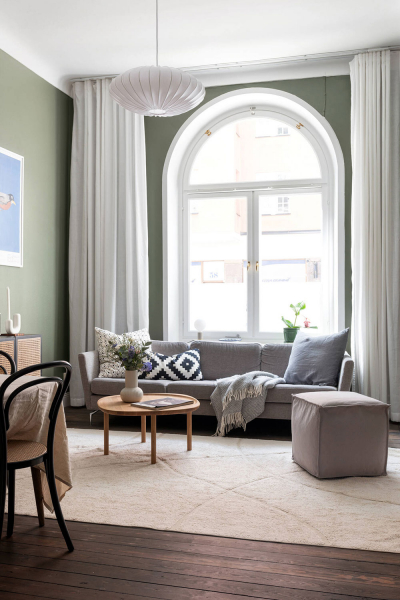 Высокие стены и арочное окно: небольшая, но интересная квартира в Стокгольме