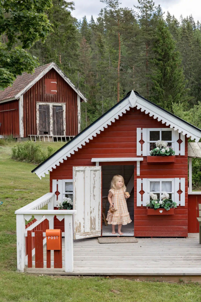 Уютная шведская дача с милым детским домиком