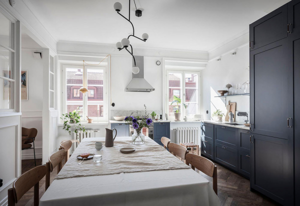 Свежая цветовая гамма и перегородка на кухне: квартира в Гётеборге (89 кв. м)