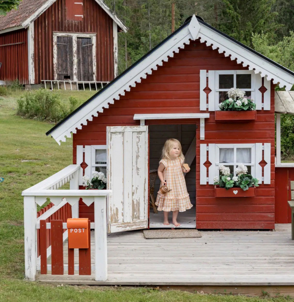 Уютная шведская дача с милым детским домиком