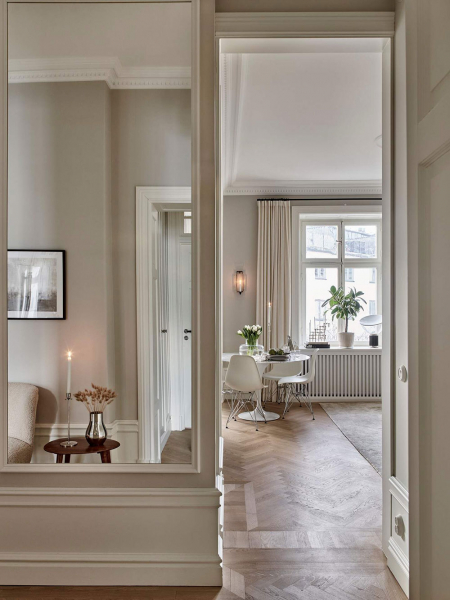 Чистые линии и элегантный декор в интерьере старой квартиры в Стокгольме