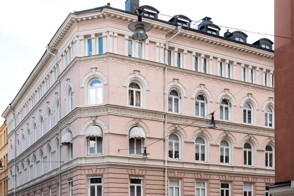 Высокие стены и арочное окно: небольшая, но интересная квартира в Стокгольме