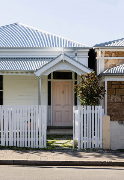 Естественный свет, белые стены и яркий декор: дом в Аделаиде