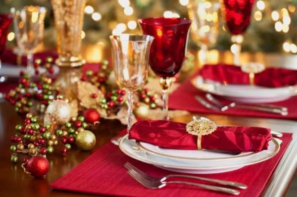 Сервировка новогоднего стола: основные цвета, правила и приемы декора