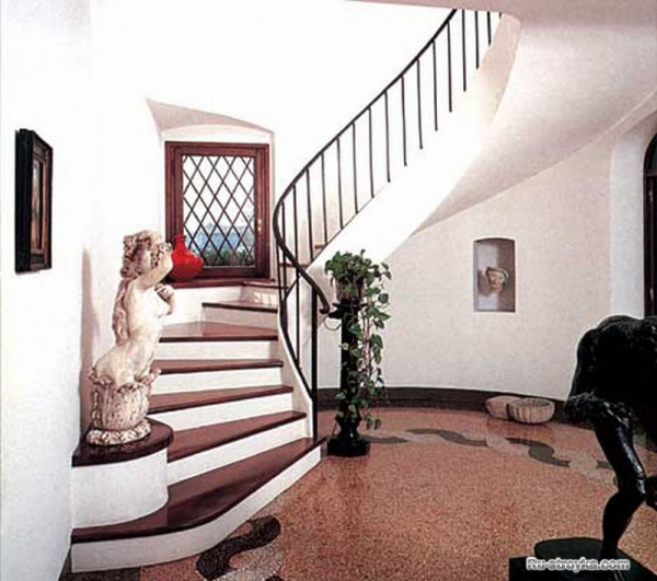 Комбинированные лестницы на второй этаж дома