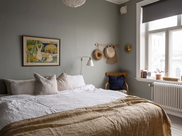Тёплая гостиная и прохладная спальня: нежная квартира в Гётеборге (66 кв. м)