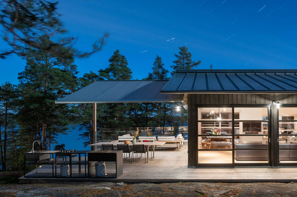 Стеклянные стены, просторная терраса и свой пирс: дом у озера в Швеции