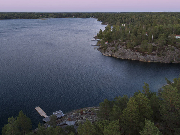 Стеклянные стены, просторная терраса и свой пирс: дом у озера в Швеции