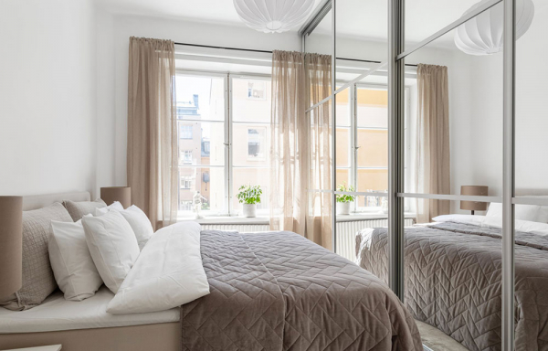 Тёмный пол и белая мебель: квартира в Стокгольме (90 кв. м)