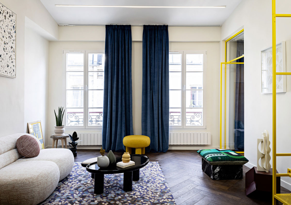 Яркий современный интерьер с антресолью и желтыми акцентами в Париже (70 кв. м)