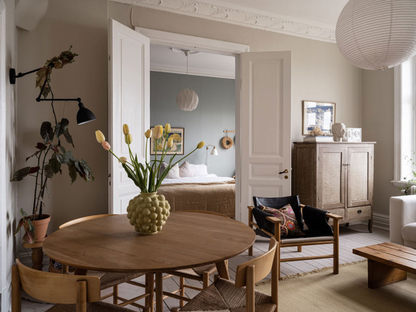 Тёплая гостиная и прохладная спальня: нежная квартира в Гётеборге (66 кв. м)