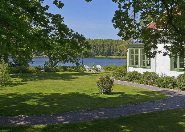 Прекрасная шведская дача на живописном участке у озера
