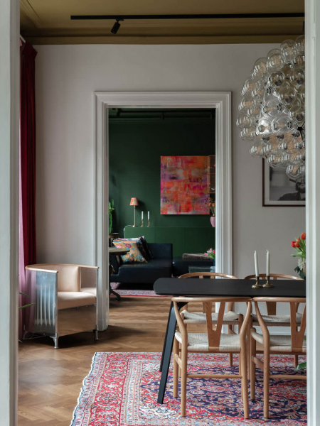 Скандинавская квартира с тёмно-зелёной гостиной