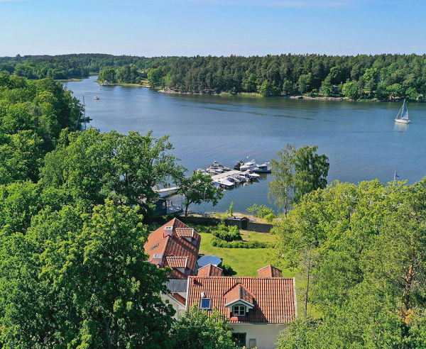 Прекрасная шведская дача на живописном участке у озера