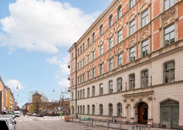 Лепнина, акцентный потолок и элегантная мебель: квартира в Стокгольме (72 кв. м)