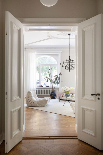 Впечатляющая лепнина и современная мебель: квартира в Стокгольме