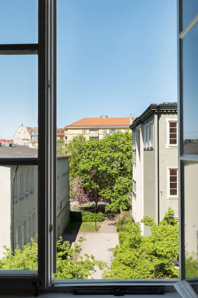 Приятные бежевые оттенки в дизайне солнечной квартиры в Стокгольме