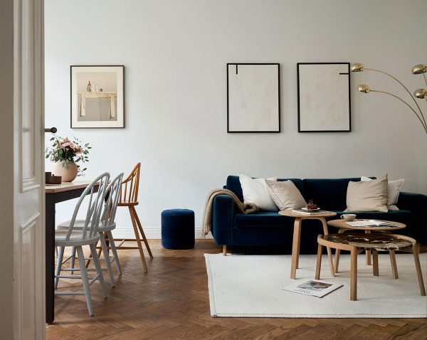 Спокойный скандинавский интерьер с синим бархатным диваном (67 кв. м)