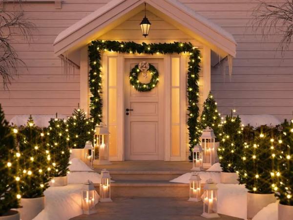 Как украсить дверь к Новому году — традиционные варианты красивого оформления