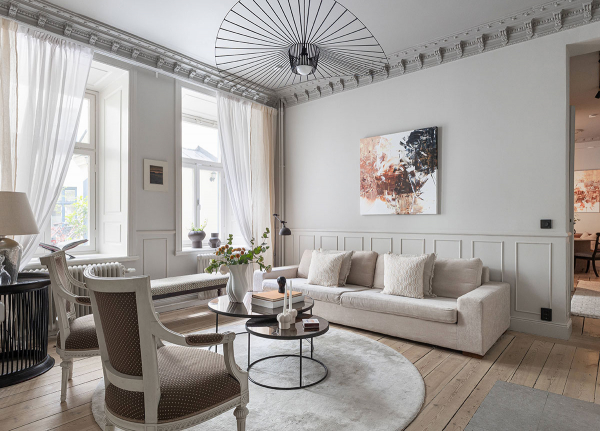 Лепнина, акцентный потолок и элегантная мебель: квартира в Стокгольме (72 кв. м)