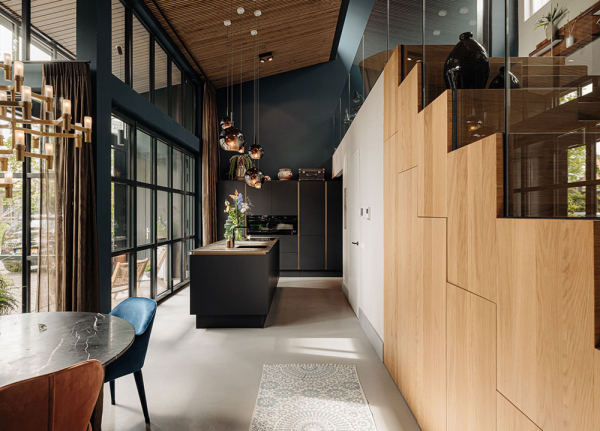 Стильный дизайн, смеллые оттенки и необычное пространство: лофт в Амстердаме