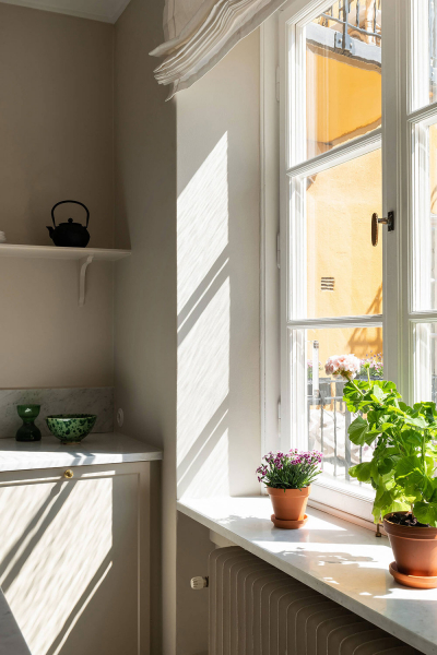 Приятные бежевые оттенки в дизайне солнечной квартиры в Стокгольме