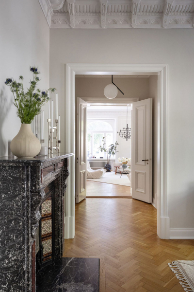 Впечатляющая лепнина и современная мебель: квартира в Стокгольме