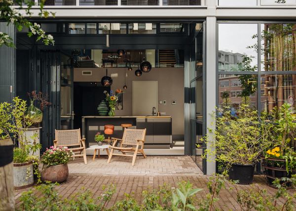 Стильный дизайн, смеллые оттенки и необычное пространство: лофт в Амстердаме