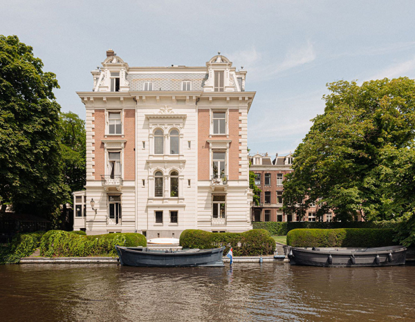 Уютные современные интерьеры потрясающей городской виллы в Амстердаме