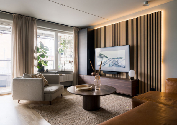 Деревянные панели и стеклянная перегородка: модная квартира в Стокгольме (99 кв. м)