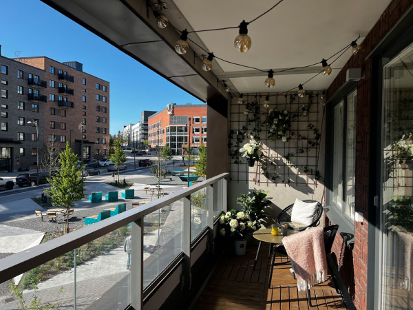 Деревянные панели и стеклянная перегородка: модная квартира в Стокгольме (99 кв. м)