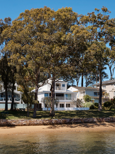 Белые интерьеры и панорамные виды: пляжный дом в Сиднее