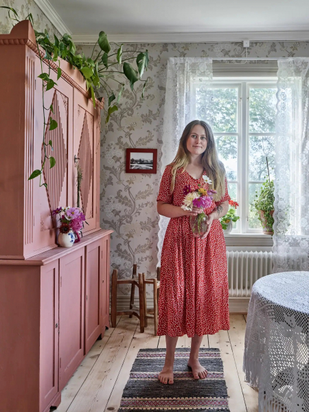 Красивые женственные нотки в интерьере старинной дачи в Швеции