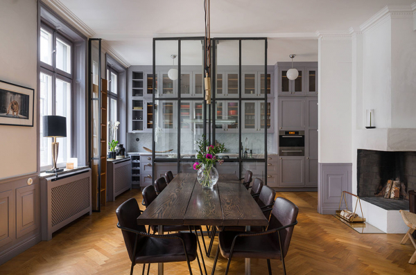 Открытая планировка и стильные цветовые акценты: апартаменты в Стокгольме