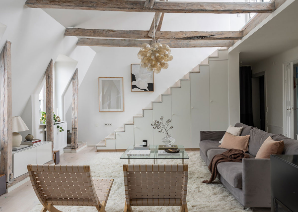 Уютная мансардная квартира с балками и хранением под лестницей