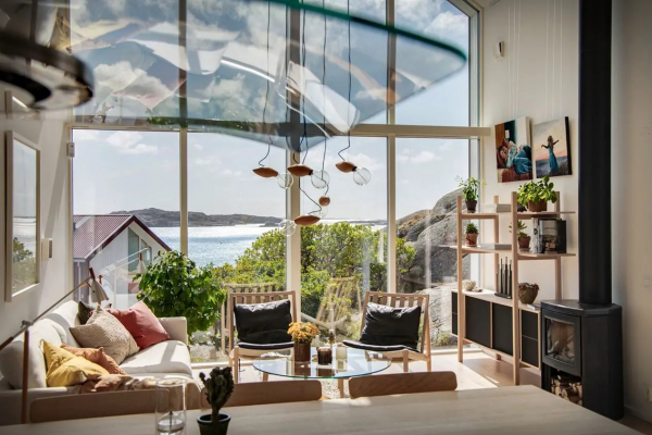 Небольшой современный коттедж в Швеции с видом на залив
