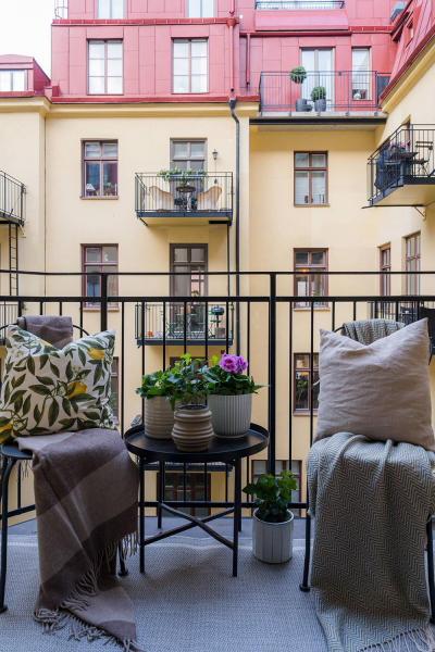Открытая планировка и стильные цветовые акценты: апартаменты в Стокгольме