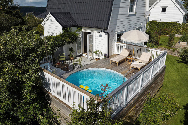 Небольшая белая дача с бассейном в Швеции (101 кв. м)