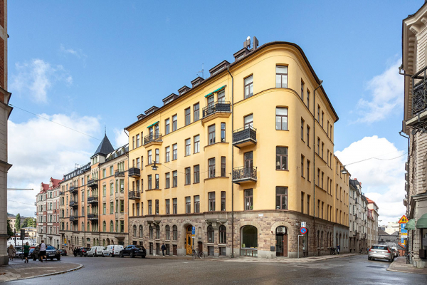 Необычная квартира с подиумом в Стокгольме (85 кв. м)