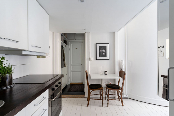 Воздушно-белый интерьер крошечной квартиры в Швеции (18 кв. м)