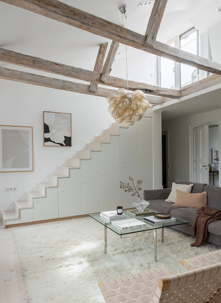 Уютная мансардная квартира с балками и хранением под лестницей