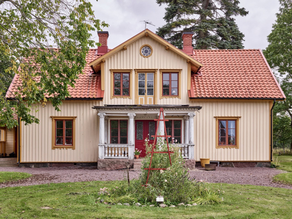 Красивые женственные нотки в интерьере старинной дачи в Швеции