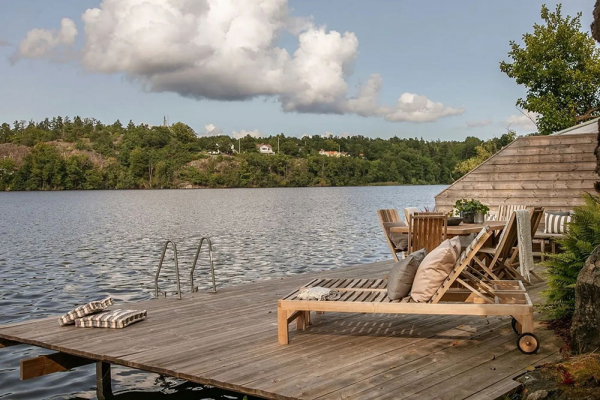 Роскошная современная вилла у озера в Стокгольме