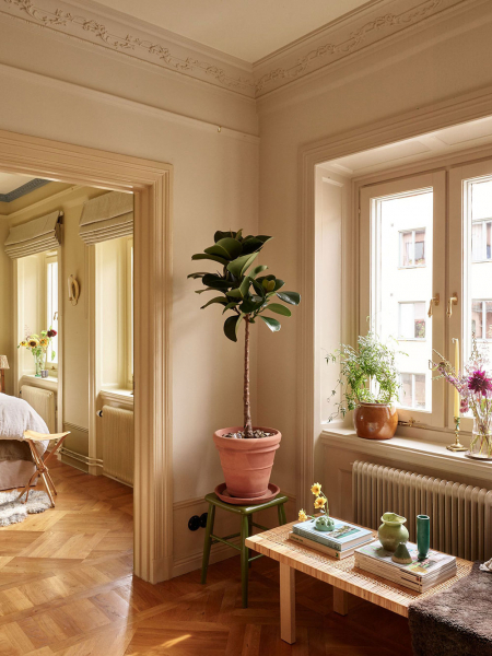 Тёплые летние оттенки и ботанические принты: необычная квартира в Стокгольме