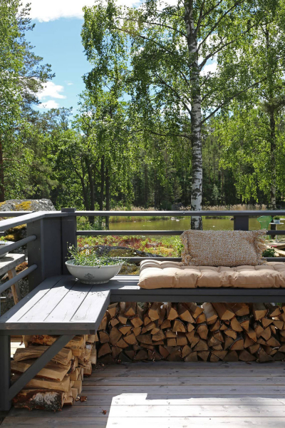 Очаровательный черный домик на опушке леса в Швеции