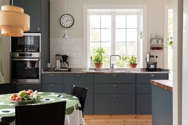 Красивый сельский домик в Швеции с нежно-голубым фасадом
