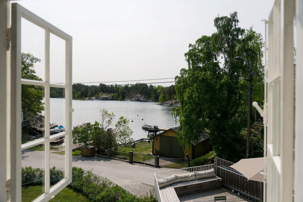 Очаровательная белая вилла озера в Швеции