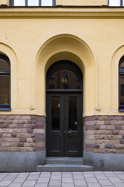 Яркий белый интерьер в старом здании центра Стокгольма (88 кв. м)